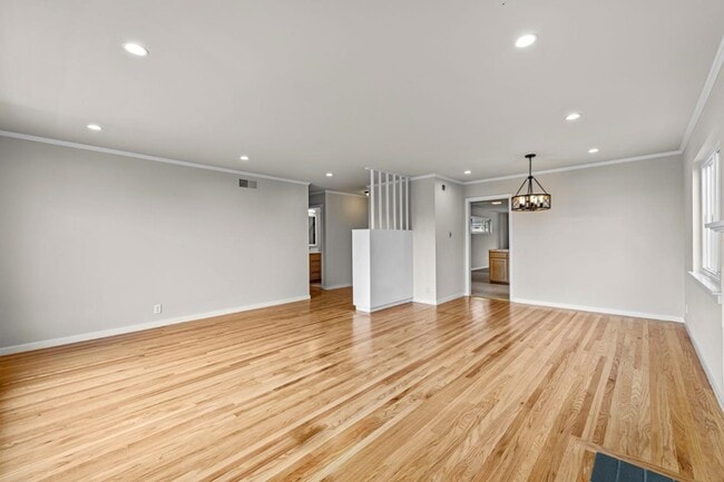 Building Photo - 526 Redwood Ave