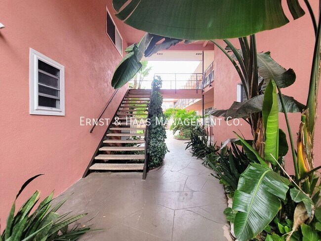 Foto del edificio - 1023 E 1st St