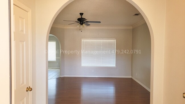 Building Photo - July move in! Beautiful 3 Bedroom 2 Bathro...