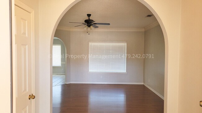 Foto del edificio - July move in! Beautiful 3 Bedroom 2 Bathro...