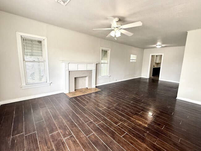 Building Photo - 309 3rd St