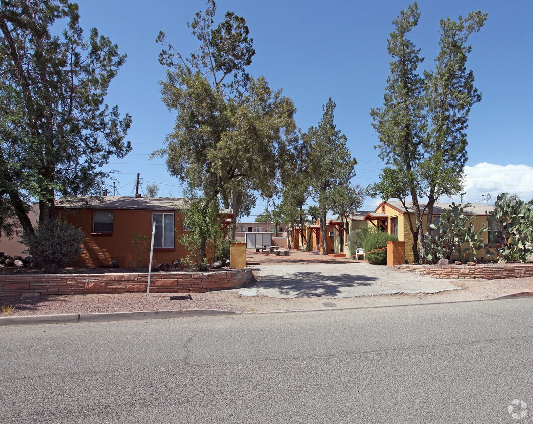 Primary Photo - 1141 E Adams St
