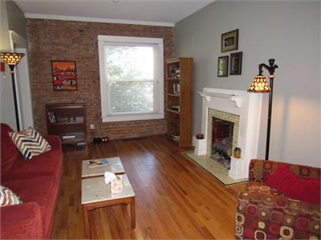 Building Photo - Remodeled & updated 3 bed 2 bath rowhome i...