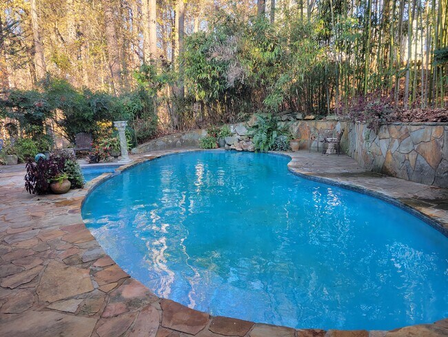 Foto del edificio - 2592 Stoney Brook Ln NE