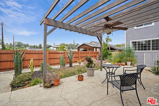 Foto del edificio - 6122 Strickland Ave