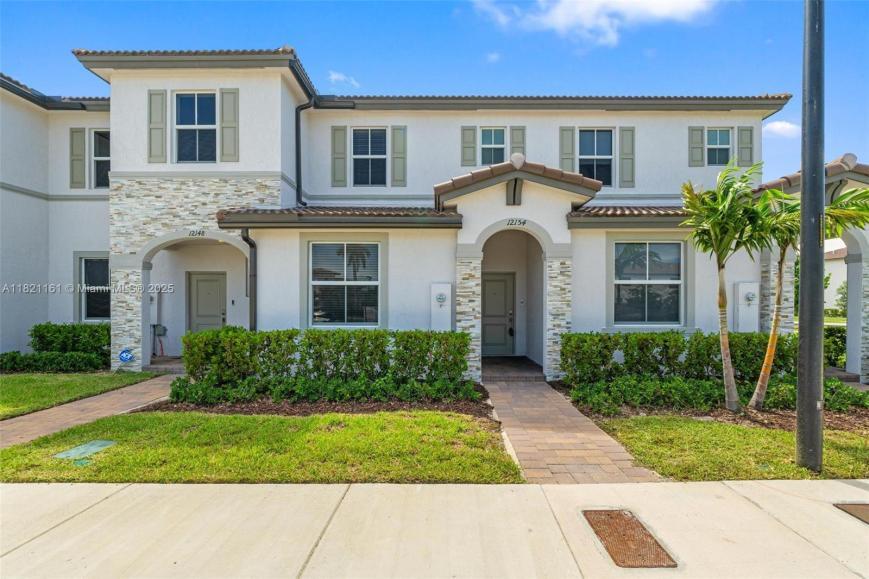 Foto principal - 3 bedroom in Miami FL 33167