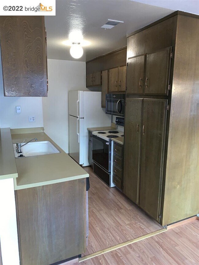 Building Photo - 2300 Peppertree Way