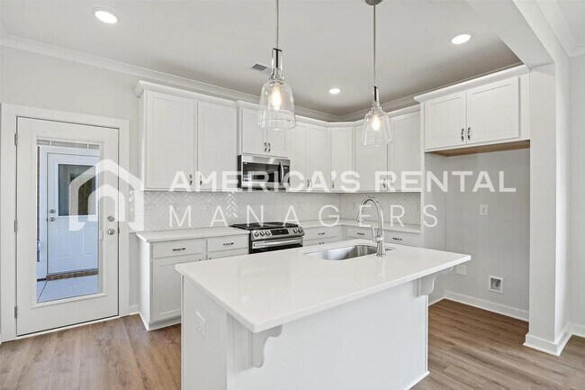 Foto del edificio - DEPOSIT PENDING! Sleek Design in Hillsboro Barimore!