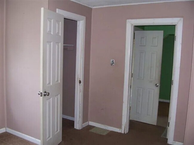 Building Photo - Fenced in Yard-3 Bed 1 Bath House!