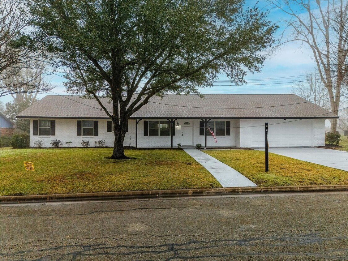 Foto principal - BEAUTIFUL HOME IN BRENHAM. MOVE IN READY!.