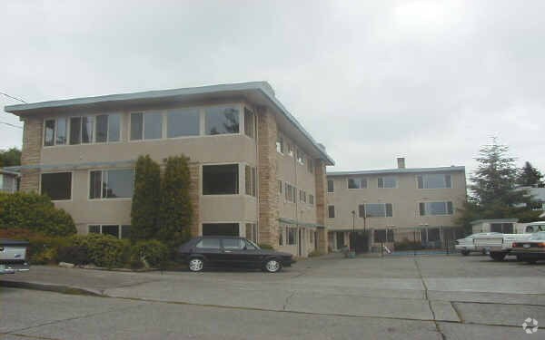 2323 CON Plymouth ¡St - 2323 W Plymouth St