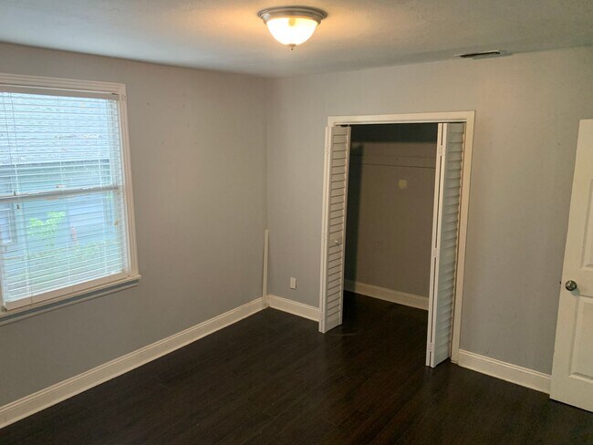 Building Photo - 3BR/1BA - Move in Ready
