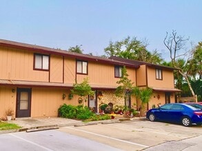 Building Photo - 37 Village Dr