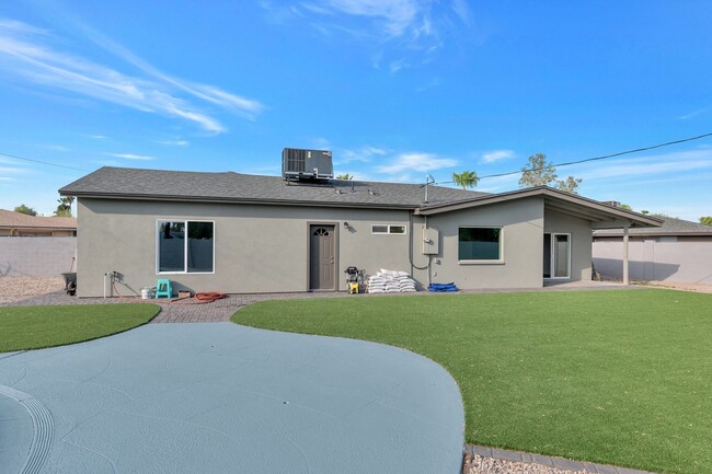 Building Photo - Huge house remodeled and close to ASU.  Pool and Turf in the yard