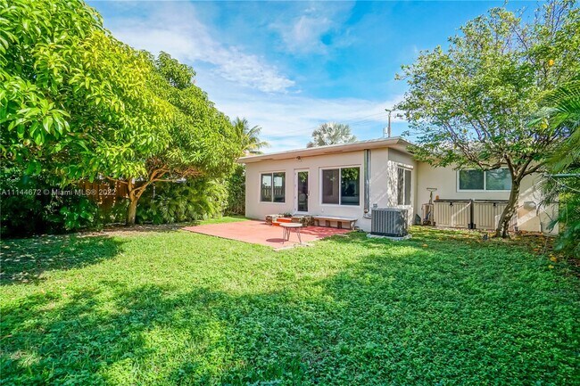 Foto del edificio - 8942 Byron Ave