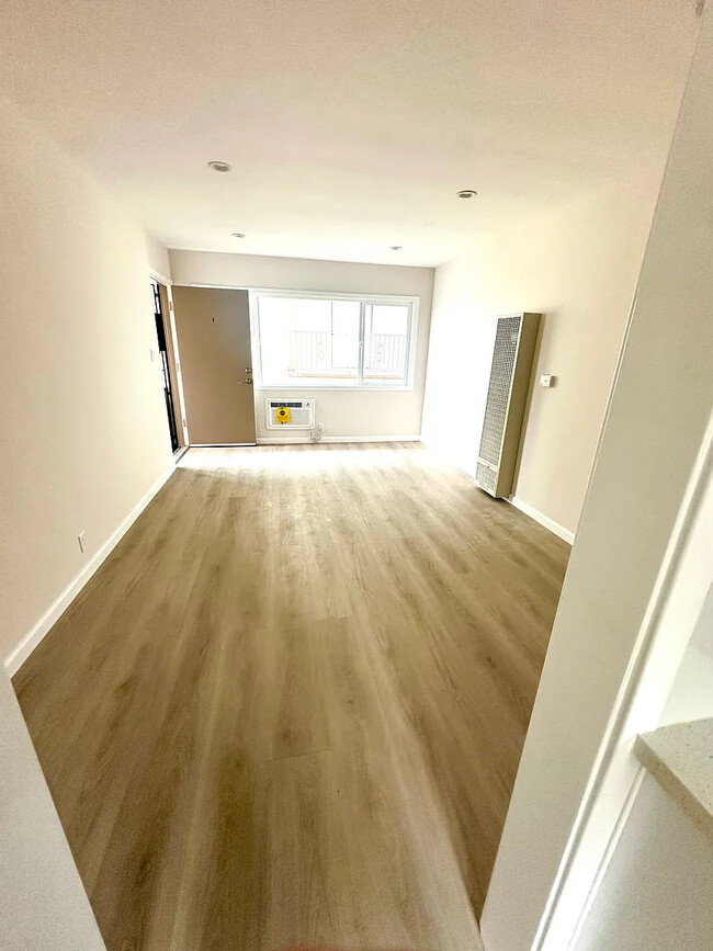 Building Photo - The Beautiful is in the Heart of BurBank