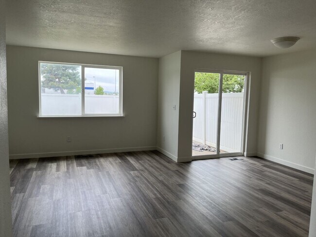 Building Photo - 750 NE Larch Ave