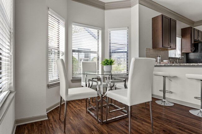 Avenues at Northpointe - Dining Area - Avenues at Northpointe