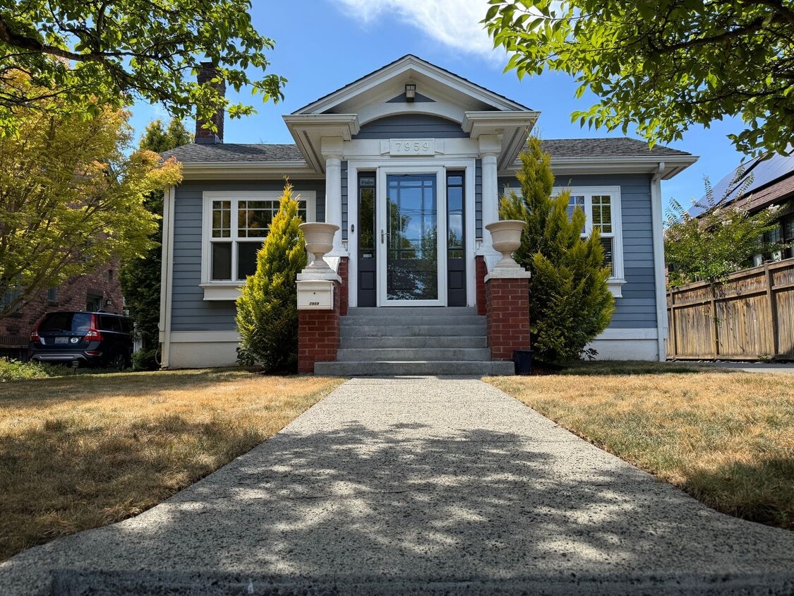 Foto principal - 2BR + Office Seward Park Home w/ A/C & 125...