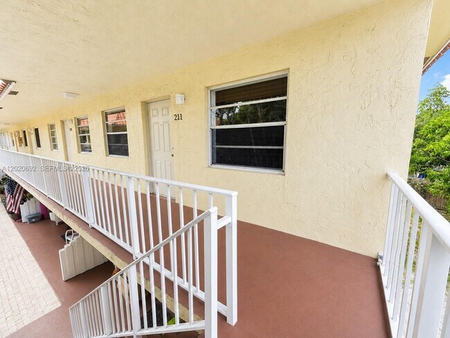 Foto del edificio - 1125 NE 16th Pl
