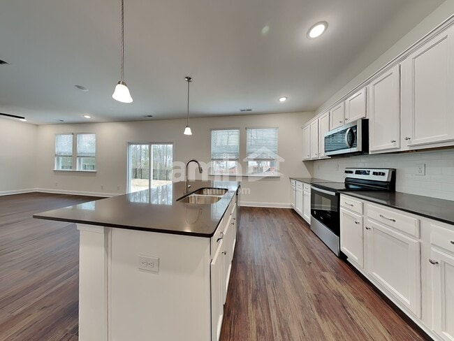 Building Photo - 15721 Thomas Rd