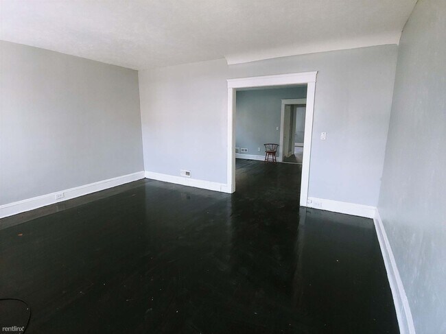 Building Photo - 2 br, 1 bath Triplex - 1414 East 110th Str...