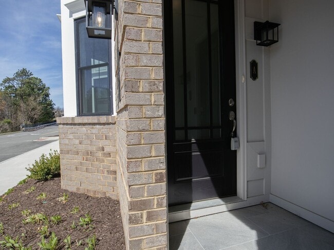 Foto del edificio - Walkable Short Pump Living with a Huge Private Deck