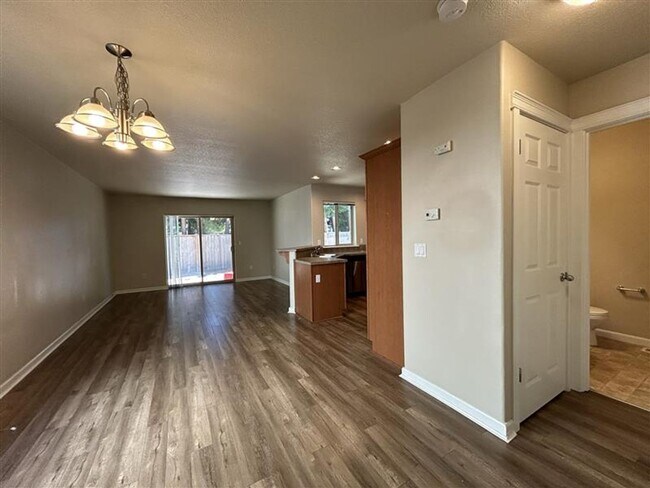 Foto del edificio - Move-In Ready! 3 Beds 2.5 Baths Townhome with Stainless Steel Appliances, W/D Hookups, and Gas Fo...