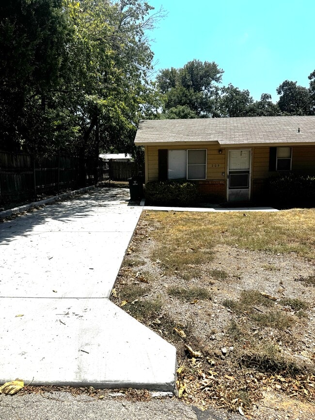 Building Photo - 205 Taliaferro St