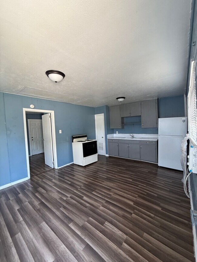 Building Photo - 203 W Dove Ln