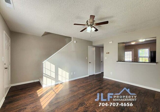Foto del edificio - Full Brick Townhouse in Highly Desirable C...