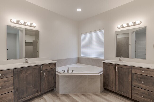 Foto del edificio - Beautiful Property in the Sage Canyon Neig...