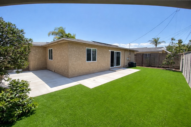 Building Photo - Spacious 5 BR 2 BA!