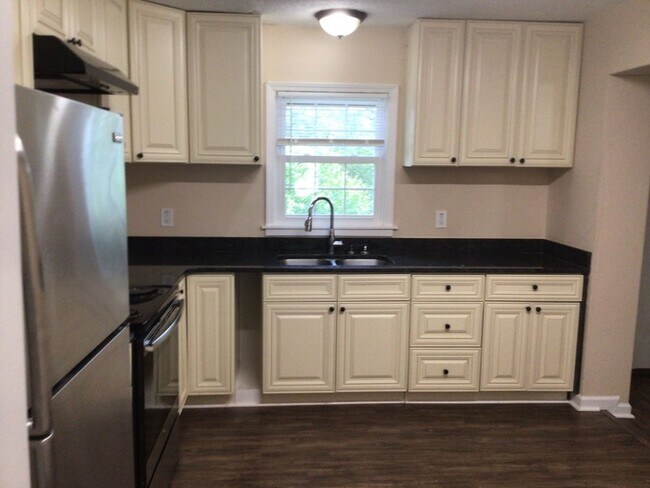 Foto del edificio - 2430 Golden Camp Rd