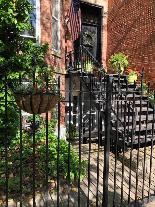 Primary Photo - 1854 N Sedgwick St