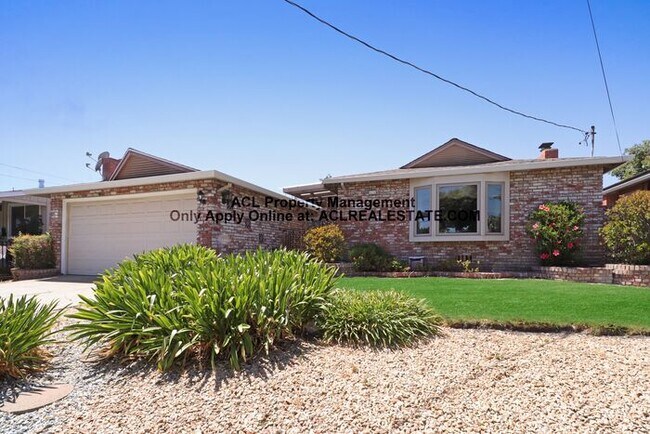 Building Photo - Beatiful Centrally located Hayward Home Fo...