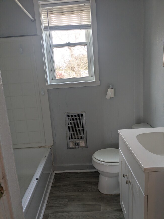 Foto del edificio - 718 W Main St