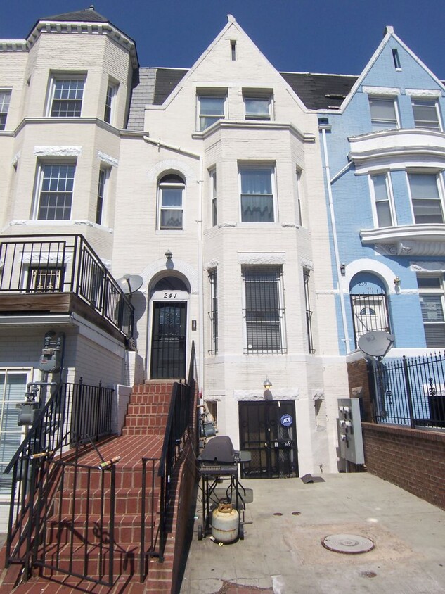 Primary Photo - Fabulous 2 bed 2 bath Ledroit Park w/ 1 of...