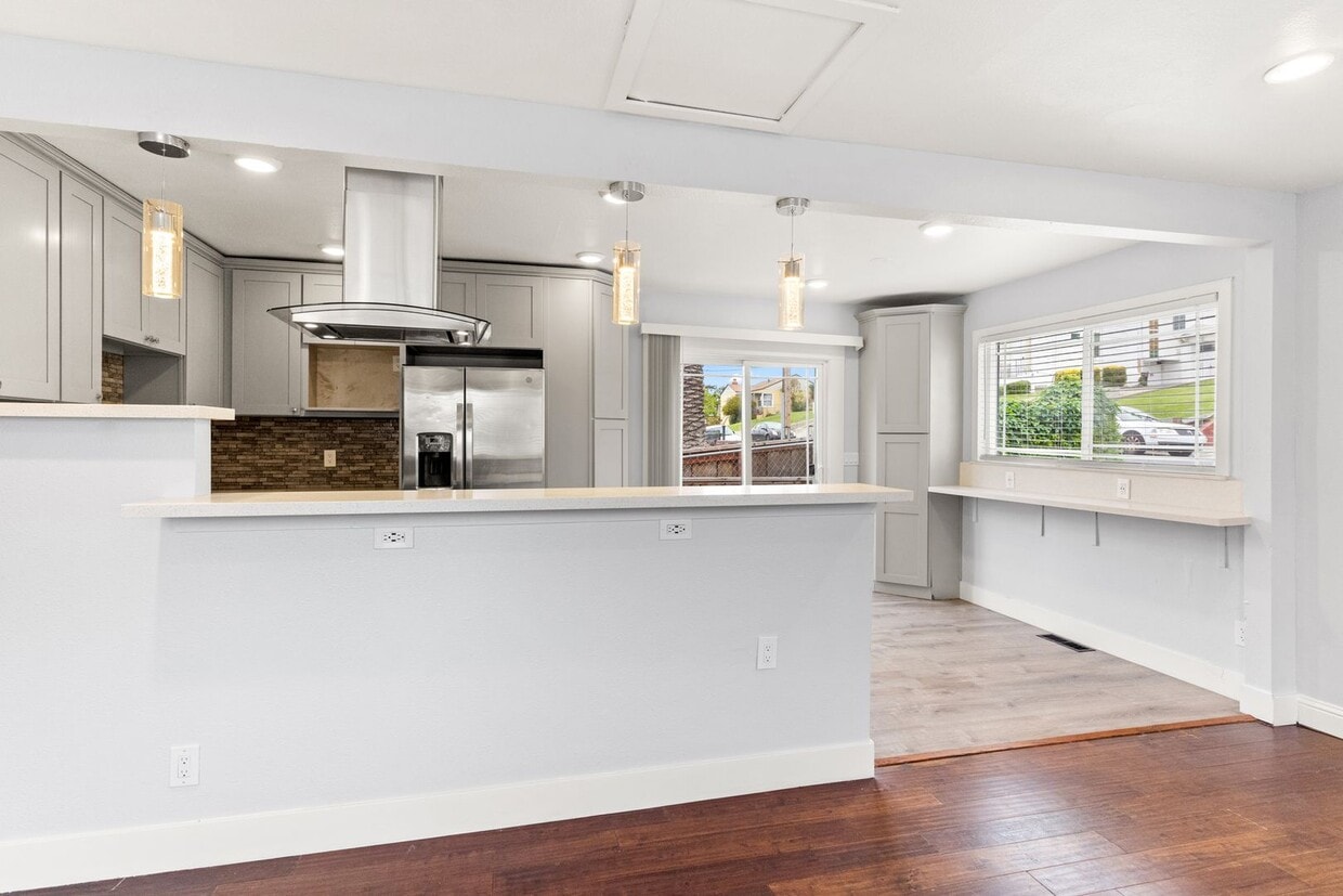 Primary Photo - Freshly Remodeled 4 Bedroom Duplex Unit Lo...