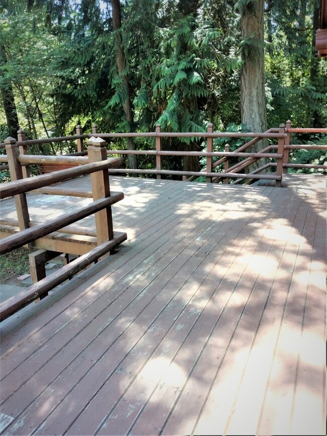 Building Photo - Private Log Home in Suquamish Surrounded b...