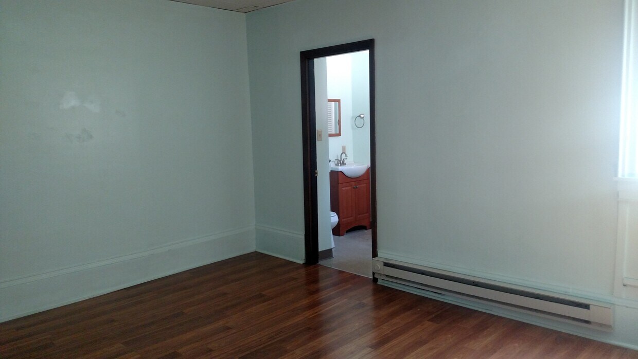 20 N Main St Unit 2, Washington, PA 15301 Room for Rent in Washington