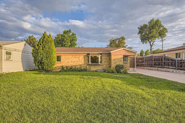 Foto del edificio - Spacious Home w/Large Backyard Only Blocks...
