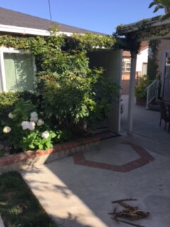 vista lateral, con la puerta delantera abierta - 4350 Corinth Ave