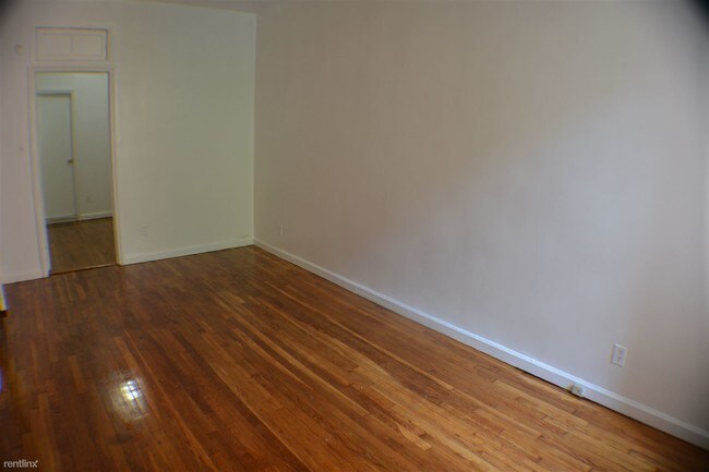 Building Photo - 404 E 80th St