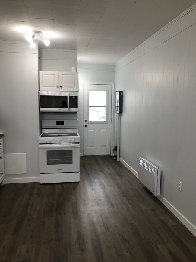 Building Photo - 106 Main St