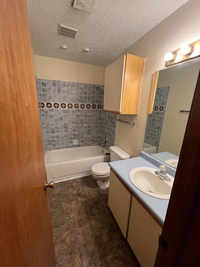 Foto del edificio - Taylor Ranch 3 Bedrooms 2 Bath 2/CG 1800/sf