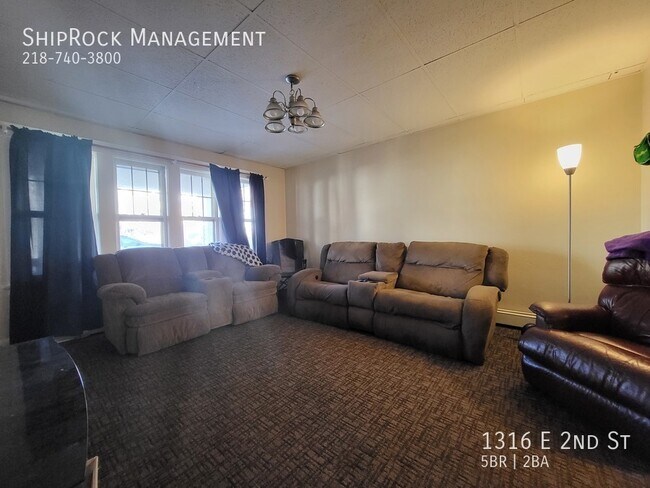 Building Photo - 1316 E 2nd St