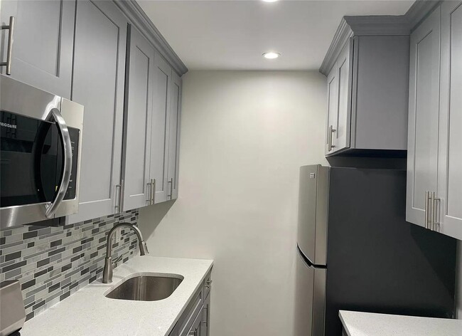 Foto del edificio - 35-20 Leverich St