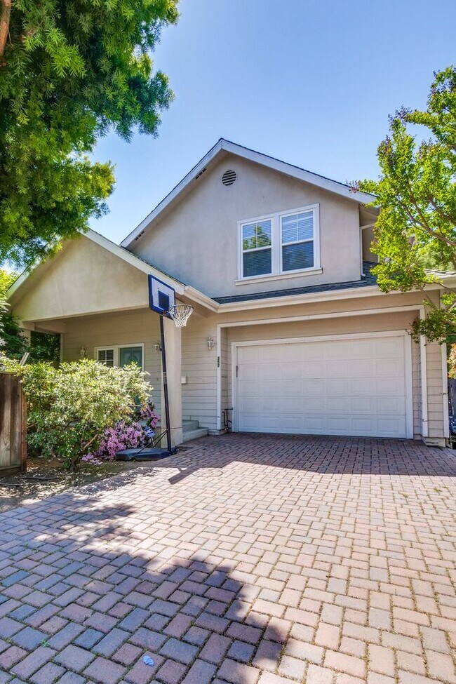 Foto del edificio - Awesome Home Located in a Quiet Tree Line Neighborhood
