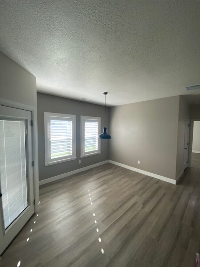 Building Photo - 3 bedroom - 2 bath Newer Single family in ...